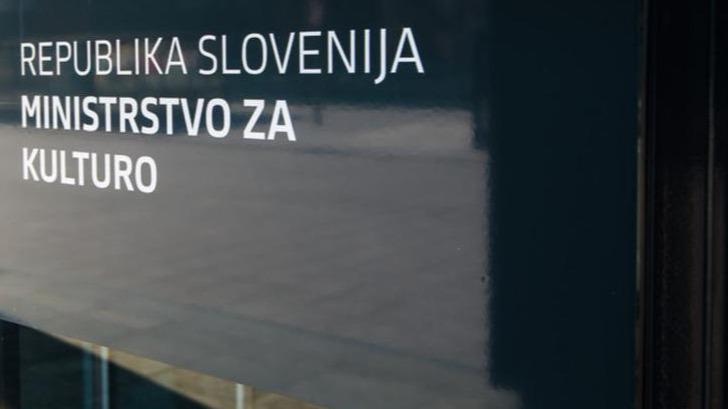 Na ministrstvu za kulturo so glede avtonomne cone Plac med drugim spomnili, da so številne ustvarjalke in ustvarjalci, ki so danes znani kot vrhunski, svoje ustvarjanje začeli v avtonomnih kulturnih prostorih neodvisnega ustvarjanja v različnih krajih Slovenije. 