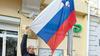 Putin: V Mariupolju morajo položiti orožje; v Kijevu zaradi podobnosti ruski sneli slovensko zastavo