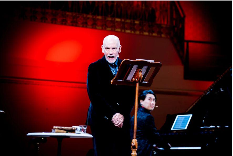 John Malkovich se v predstavi The Music Critic na odru prelevi v glasbenega kritika, ki se mu zdijo Beethoven, Prokofjev, Chopin in podobni preprosto – obupni. Foto: themusiccritic.com
