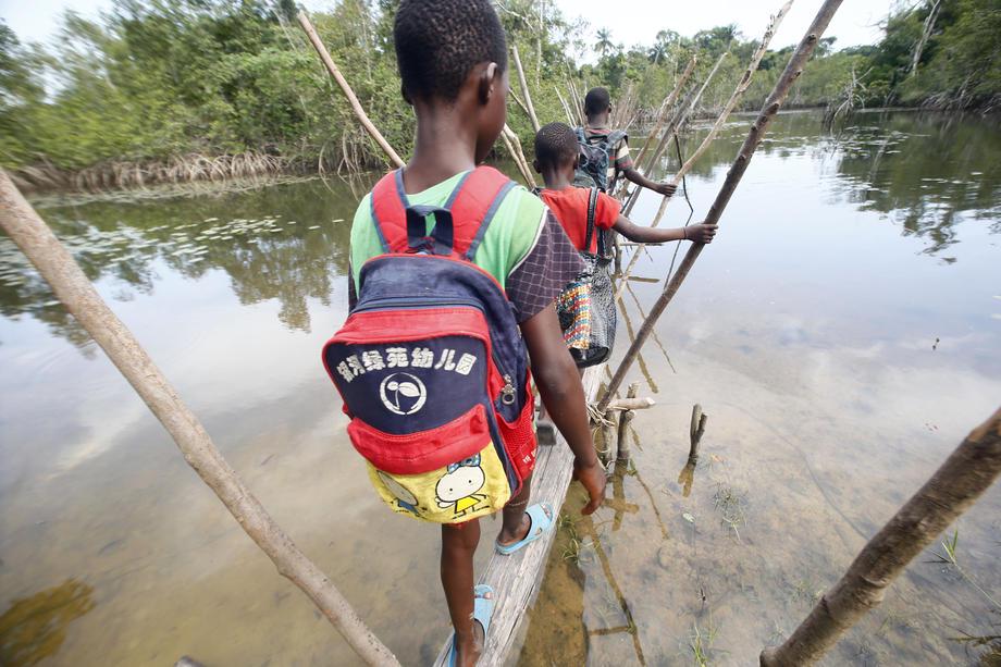 Šolarji v Liberiji. Foto: EPA
