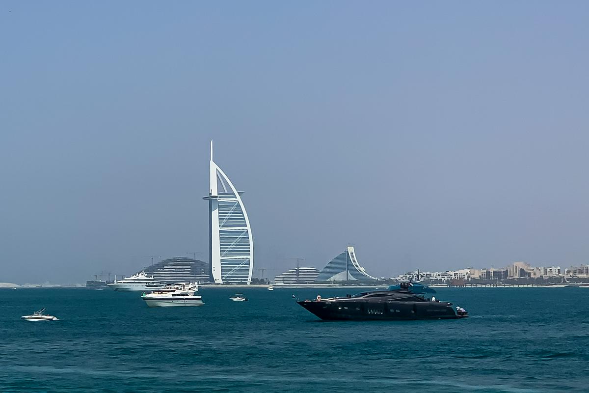 Dubaj je v zadnjih letih postalo mesto priložnosti in sanj. To je mesto, kjer si lahko prek Uberja naročite prevoz ne zgolj z razkošnim avtomobilom, ampak tudi s helikopterjem. Foto: MMC RTV SLO