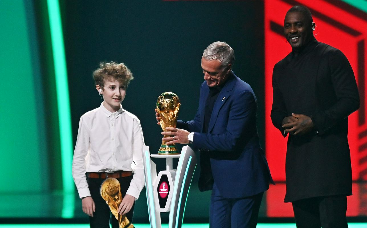 O técnico francês Didier Deschamps trouxe o prestigioso troféu, que os franceses conquistaram na final da última Copa do Mundo em 15 de julho de 2018 em Moscou.  Foto: EPA