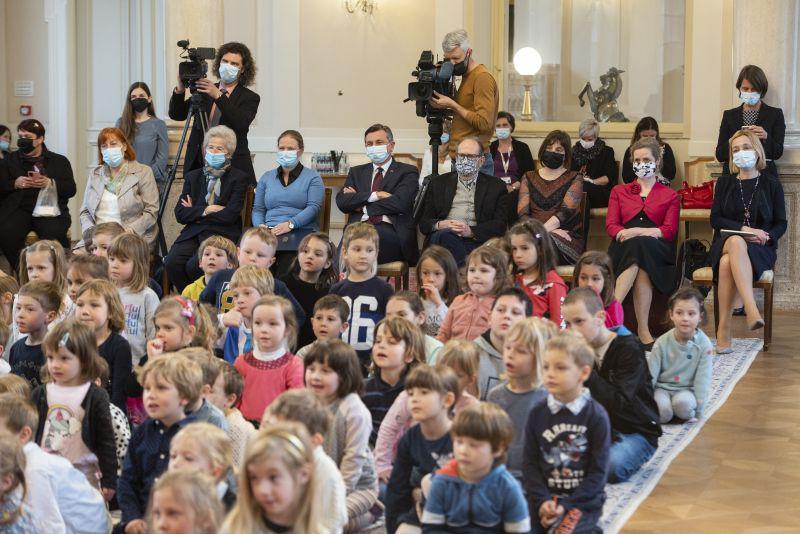 Predsednik Republike Slovenije Borut Pahor je ob mednarodnem dnevu knjig za otroke v Predsedniški palači priredil poseben sprejem, ki je bil posvečen 100-letnici rojstva pisateljice Ele Peroci in 65-letnici Muce Copatarice. Udeležili so se ga tudi ukrajinski otroci, ki bivajo v nastanitvenem centru v Logatcu. Foto: Bor Slana/STA