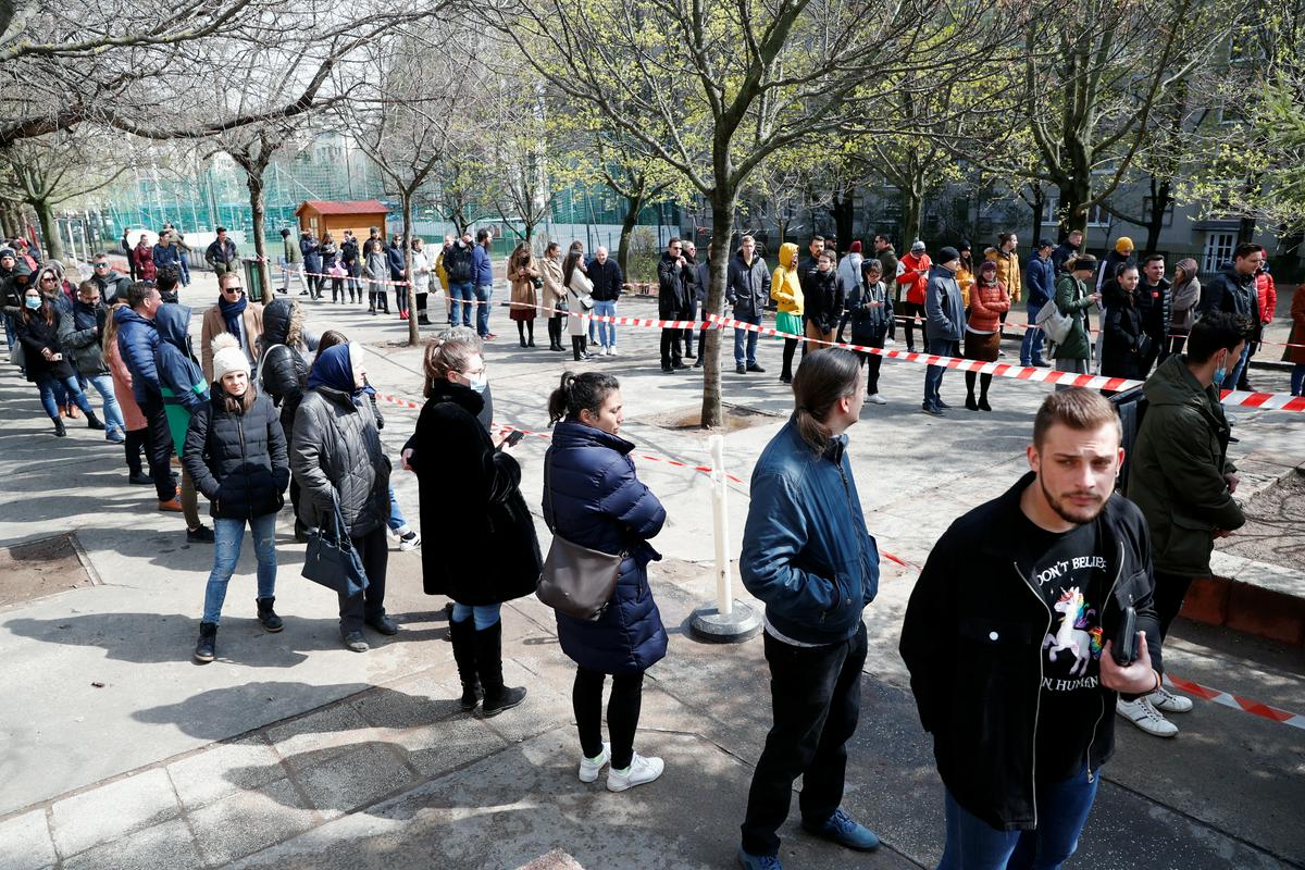 Na nekaterih voliščih so se vile dolge vrste volivcev. Foto: Reuters