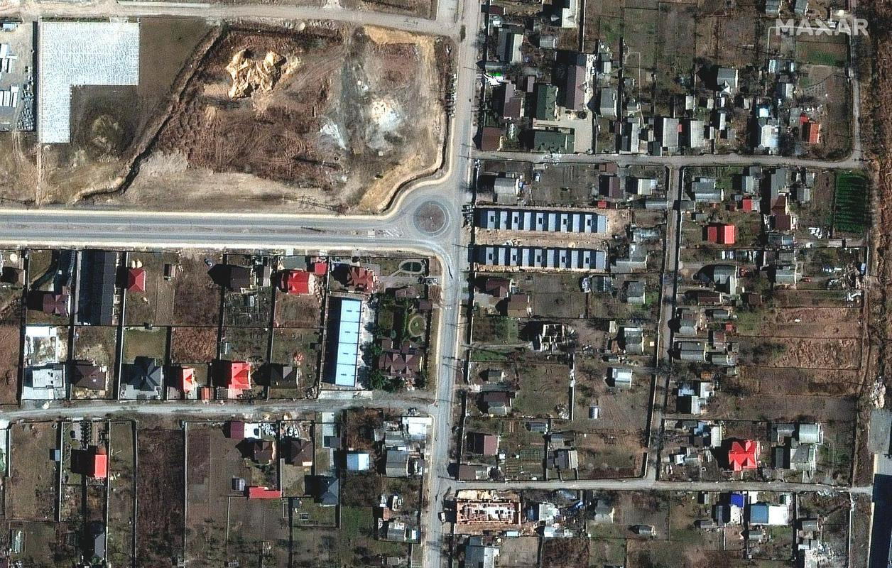 Satelitski posnetek Jablonske ulice v Buči v Ukrajini, ki je nastal 31. marca 2022. Foto: Reuters