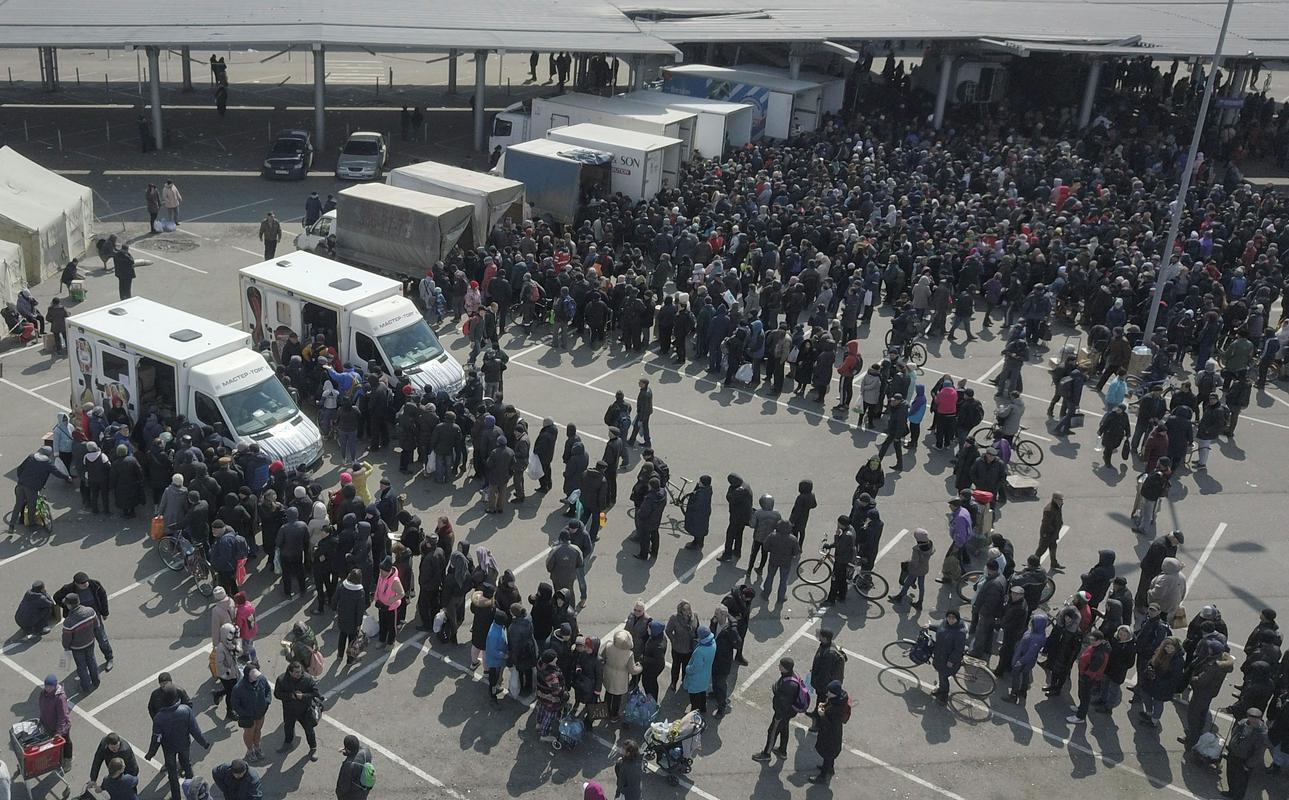 Prebivalci Mariupolja čakajo na humanitarno pomoč. Foto: Reuters