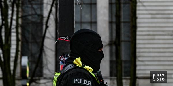 Die deutsche Polizei führte groß angelegte Razzien gegen Neonazi-Netzwerke durch