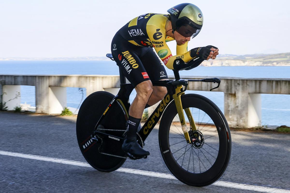 Roglič je v letošnji sezoni že dobil dve etapni dirki v Franciji: Pariz–Nico in Po Dofineji. Z rumenimi majicami ima zdaj neporavnane račune zgolj še z najpomembnejšo na Dirki po Franciji. Foto: Organizator/Sprint Cycling Agency