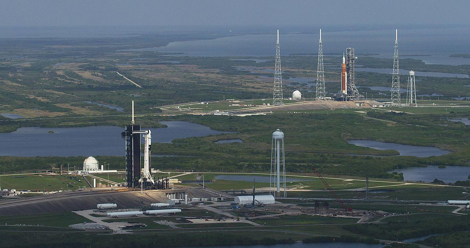 SLS v ozadju, Falcon 9 v ospredju na sosednji ploščadi 39A. Tretji poskus mokre vaje SLS-a je počakal na izstrelitev Sokola. Foto: Nasa/Jamie Peer