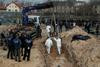Ukrajinski preiskovalci začeli izkopavati množično grobišče v Buči