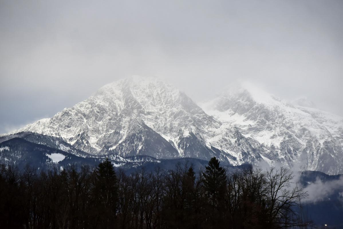 Na sliki je zasnežena gora. Foto: BoBo