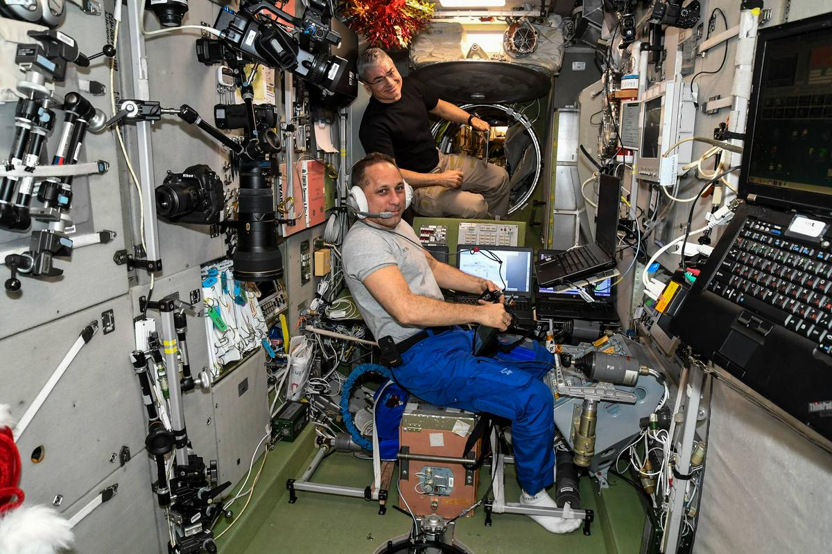 Vande Hei (Nasa) in Škaplerov skupaj na Mednarodni vesoljski postaji. Foto: Nasa