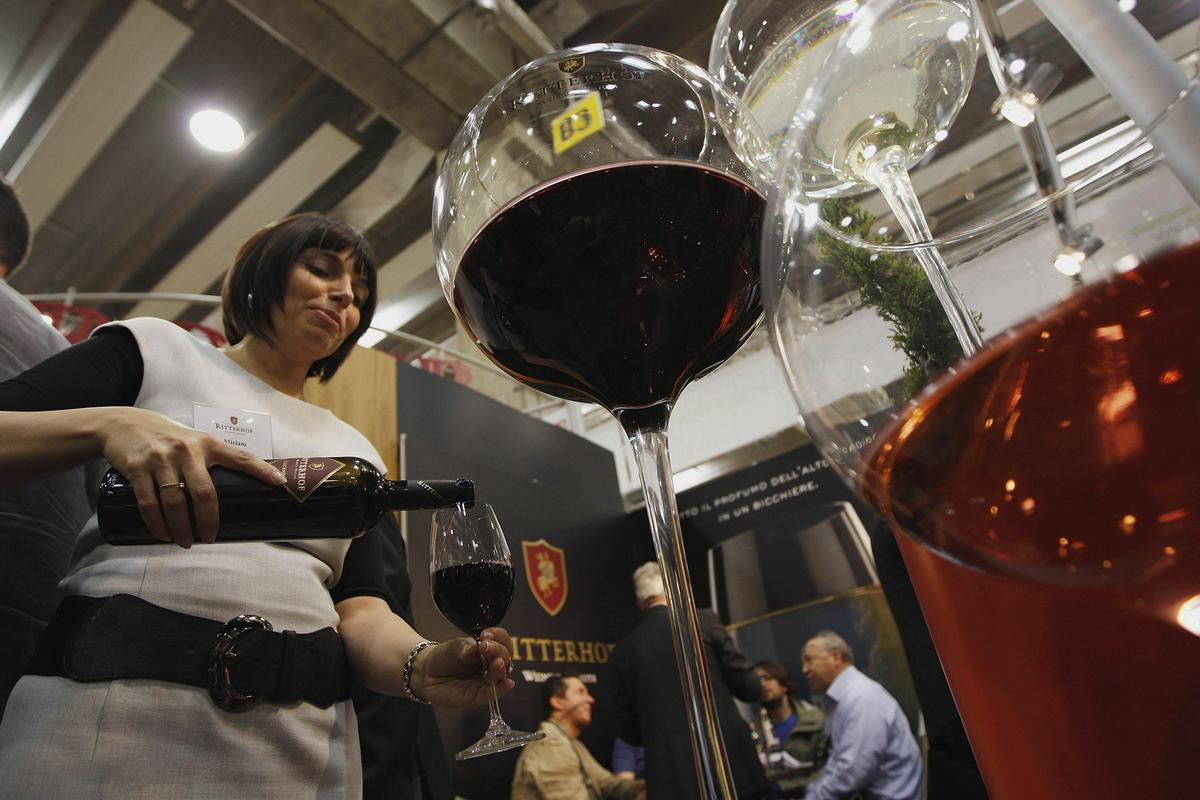 Veronski sejem Vinitaly prirejajo že 54 let, letos na njem razstavlja 4500 vinarjev iz več kot 40 držav. Foto: AP