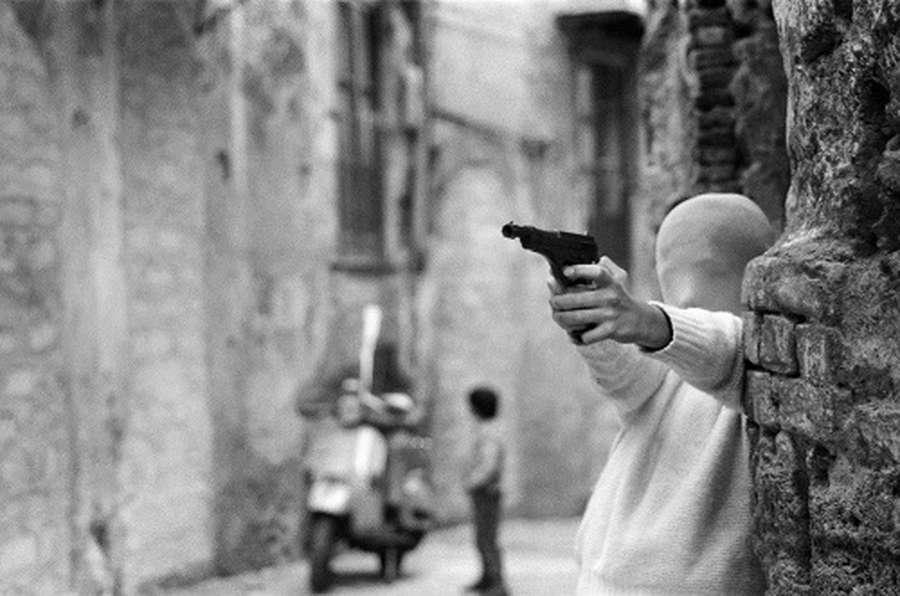 Letizia Battaglia: Vicino la Chiesa di Santa Chiara. Il gioco dei killer, 1982, Palermo. Foto: Galerija Jakopič