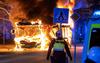 Policijska vozila v plamenih in metanje kamenja zaradi protiislamskega shoda na Švedskem