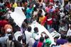 Letalo strmoglavilo sredi ulice v haitijski prestolnici. Umrlo je najmanj šest ljudi. 