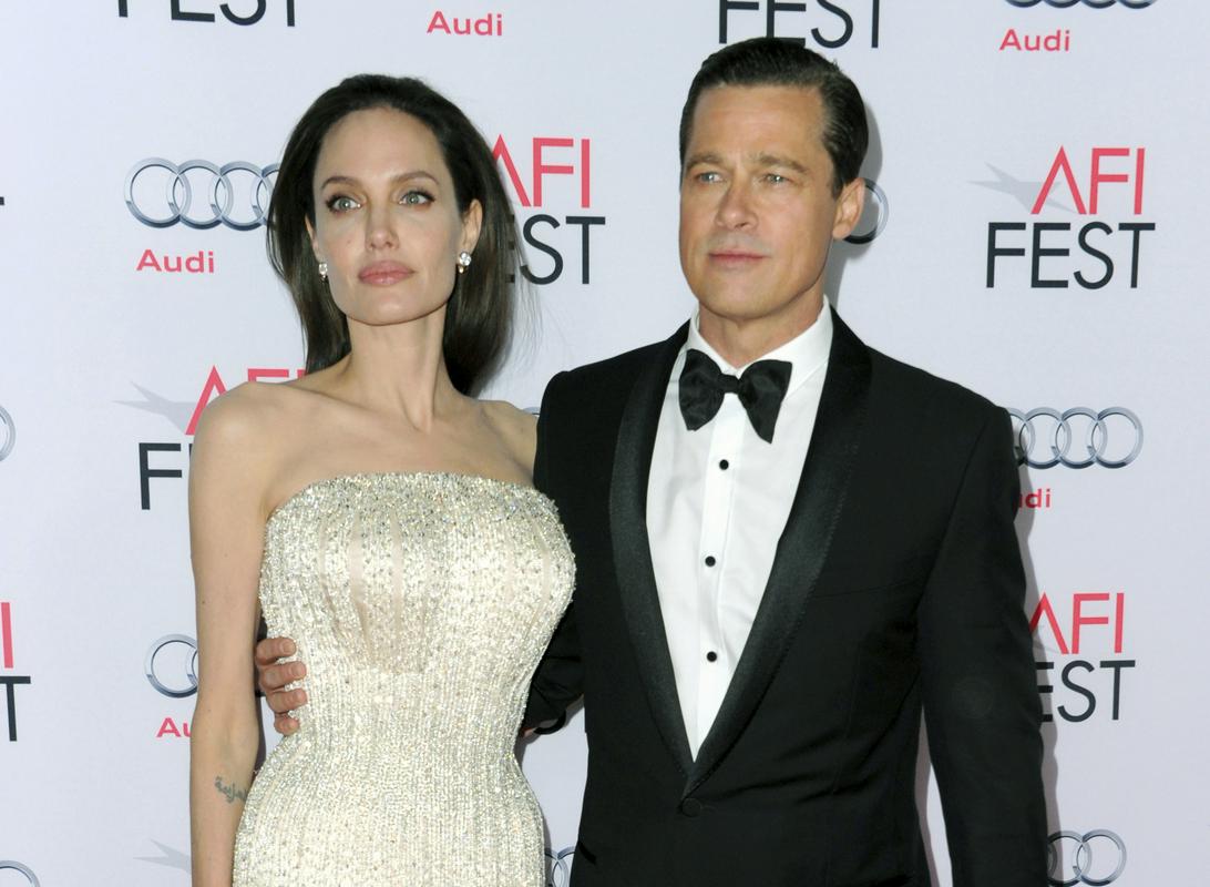Angelina Jolie in Brad Pitt sta par postala leta 2005, potem ko sta se zbližala na snemanju filma Gospod in gospa Smith. Poročila sta se leta 2014, razšla leta 2016, ločitev pa je postala uradna leta 2019. Foto: AP