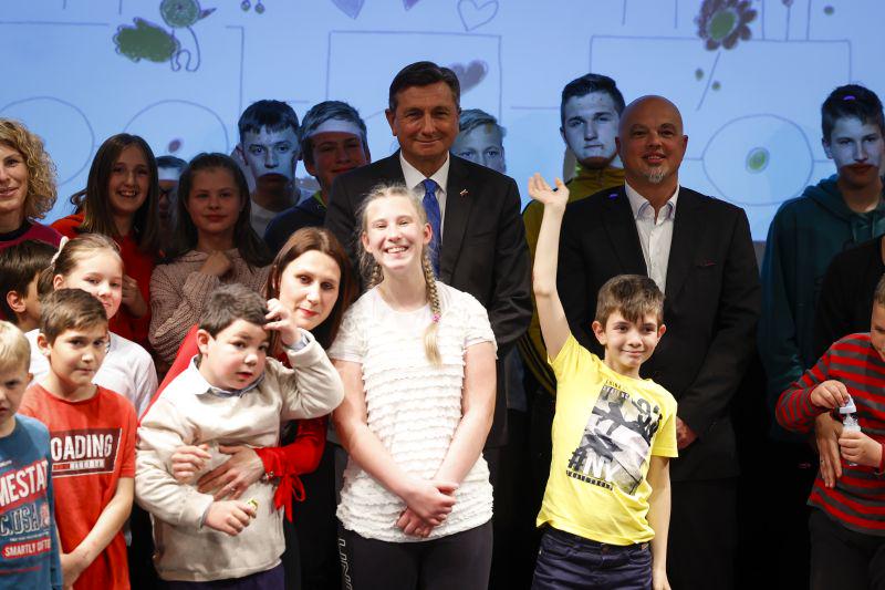 Predsednik Borut Pahor z učenci in zaposlenimi OŠ Kozara. Foto: Anže Malovrh/ STA