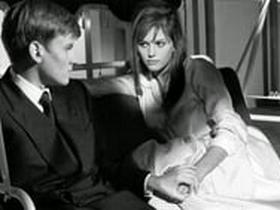 Aux côtés de Claudia Cardinale dans La Fille à la valise (1961).  Photo : IMDb
