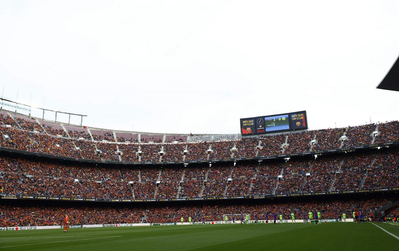 Camp Nou obnavljajo, zato Barcelona domače tekme igra na olimpijskem stadionu Montjuic. Foto: AP