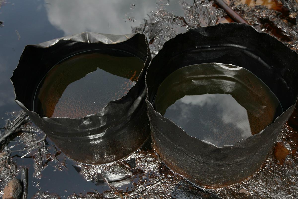 Nezakonita predelava nafte je v delti reke Niger v porastu, na fotografiji sodi v eni izmed zapuščenih nezakonitih rafinerij na jugu Nigerije. Foto: AP