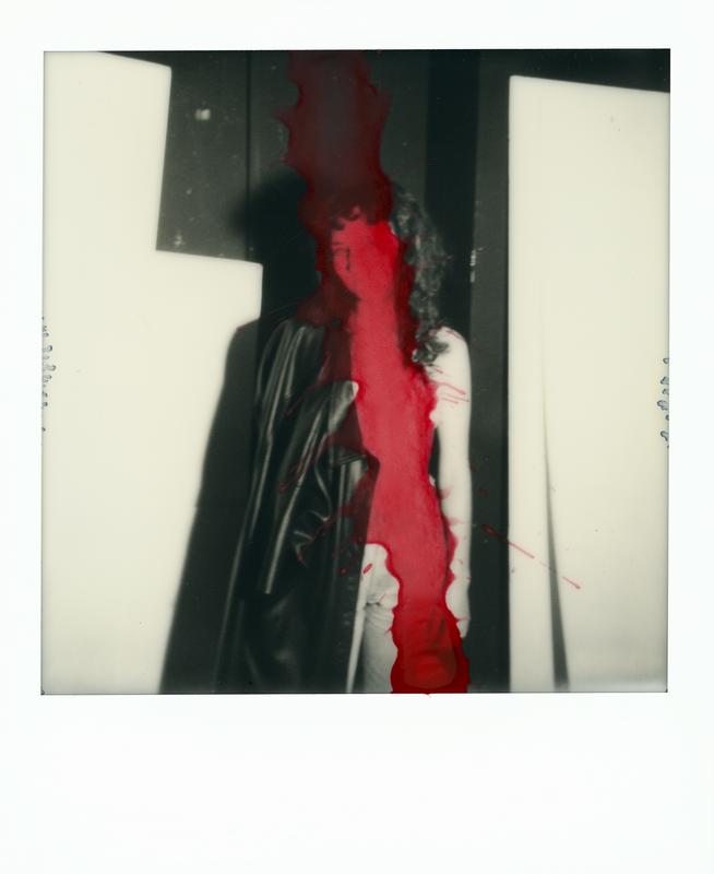 Blaž Rojs, Studio Red, 2020, barva na polaroidu, 10,7 x 8,8 cm. Foto: Galerija Fotografija