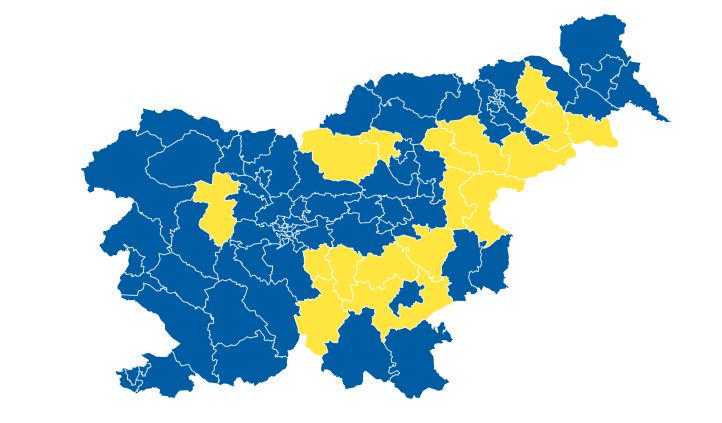 Modro obarvani volilni okraji so tisti, v katerih je zmagala stranka Gibanje Svoboda, v rumeno obarvanih je zmagal SDS. Foto: DVK