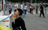 V Pekingu po porastu okužb množično testiranje in naval na trgovine