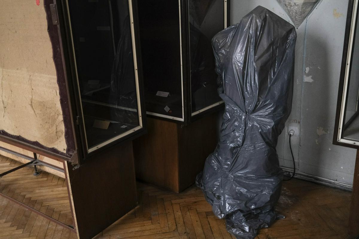 Zaposleni v ukrajinskih muzejih in drugi varuhi dediščine so po napadu ruske vojske dragocenosti muzejev in druge spomenike umaknili na varno oz. zaščitili. Foto: EPA