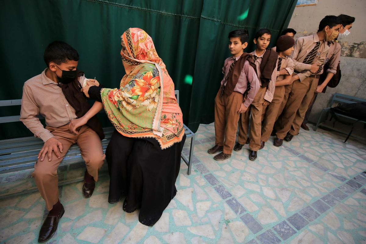 Cepljenje proti ošpicam v kraju Pešavar v Pakistanu. Foto: EPA