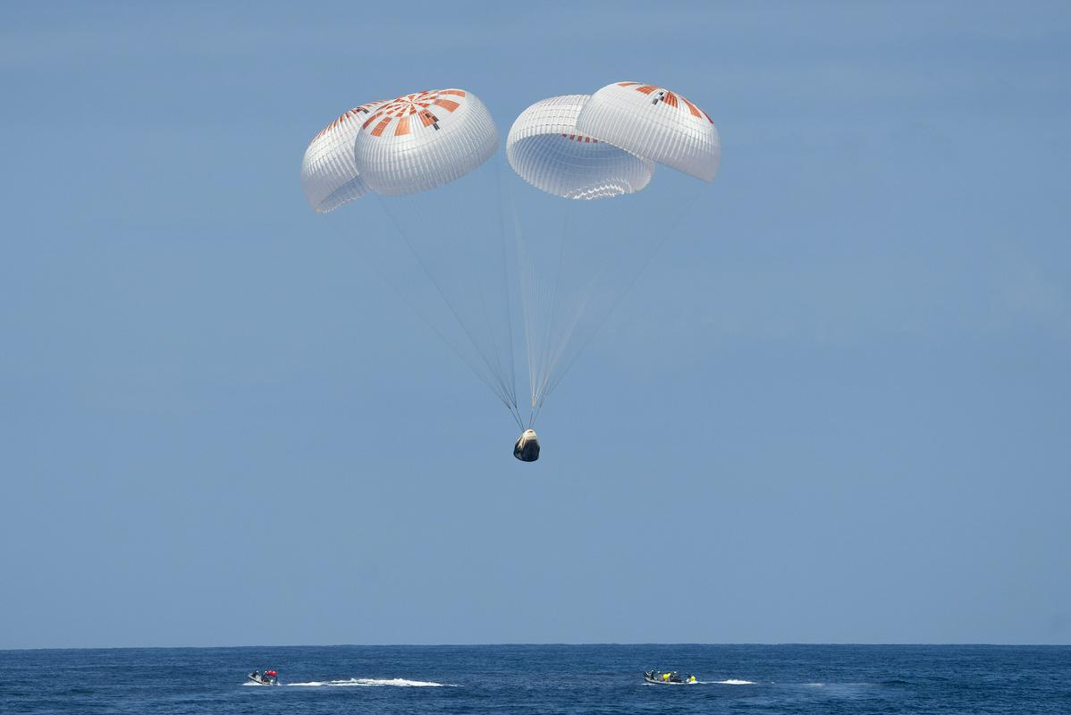 Crew Dragon – Endeavour pred pristankom. Tokrat težav s padali ni bilo. To je bil njegov tretji polet v vesolje. Foto: SpaceX