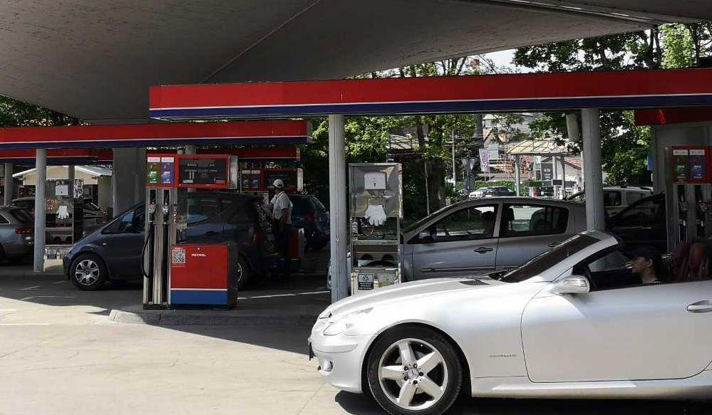 Trenutno je za liter 95-oktanskega bencina izven avtocest treba odšteti 1,534 evra, za liter dizla pa 1,676 evra. Foto: MMC RTV SLO