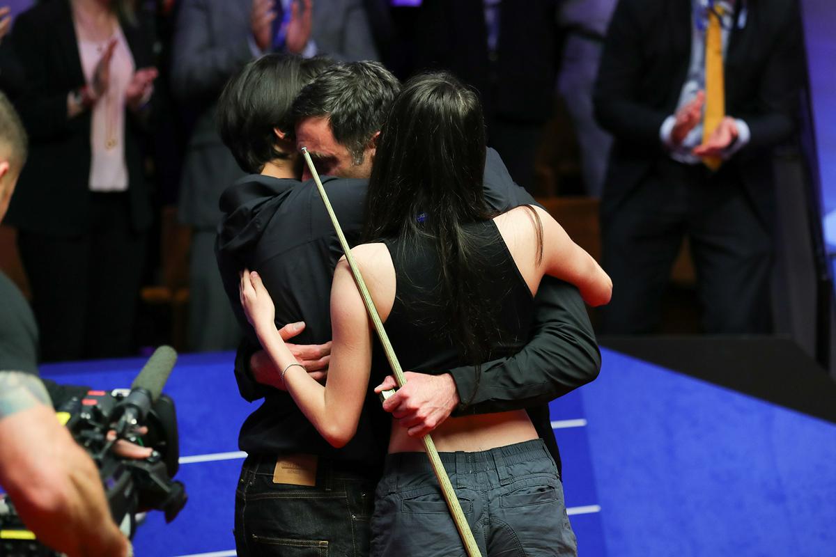 Ronnie O'Sullivan v objemu hčerke Lily in sina Ronnieja. Foto: World Snooker