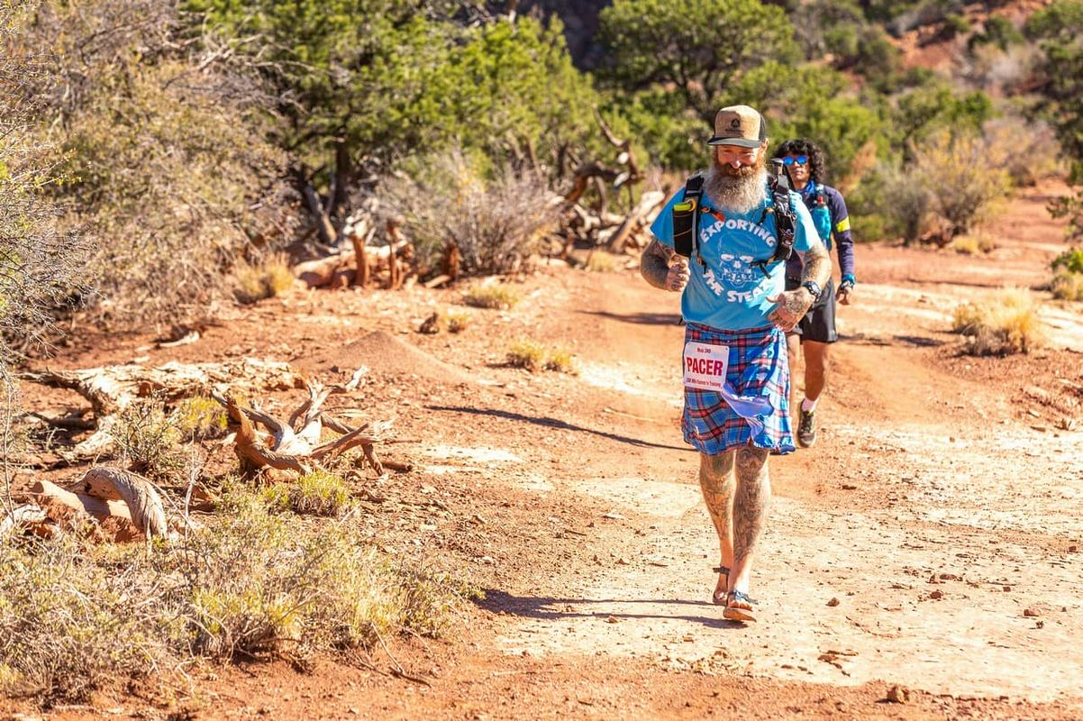 Največ strastnih tekačev se najde na dolžini 100 milj, na kateri prednjači Jason Pecoraro iz Kalifornije, izjemno izkušen tekač, ki celo pot odteče v natikačih in škotskem kiltu. Foto: Organizator/UTVV