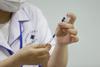 NIJZ priporoča kroničnim bolnikom cepljenje proti novi različici koronavirusa, cepivo je že na voljo