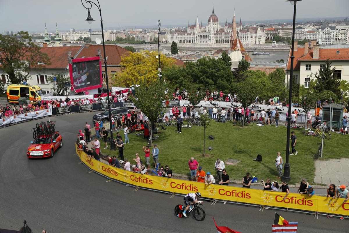 Jan Tratnik durante la salita al Castello di Buda.  Prima della partenza del Giro era nella cerchia dei favoriti per un risultato visibile nella cronometro, ma ora, dopo una caduta e un infortunio, lottava solo per rientrare nel tempo limite.  Foto: Reuters