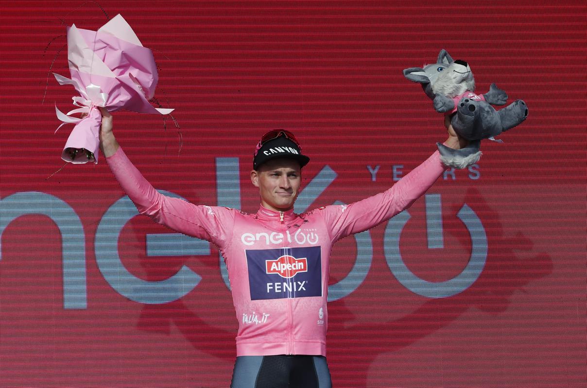 Lani je van der Poel oblekel rumeno majico, letos je oblekel še rožnato majico, a Nizozemca skupni seštevki ne zanimajo, temveč etapne zmage na največji kolesarski dirki na svetu. Foto: Reuters