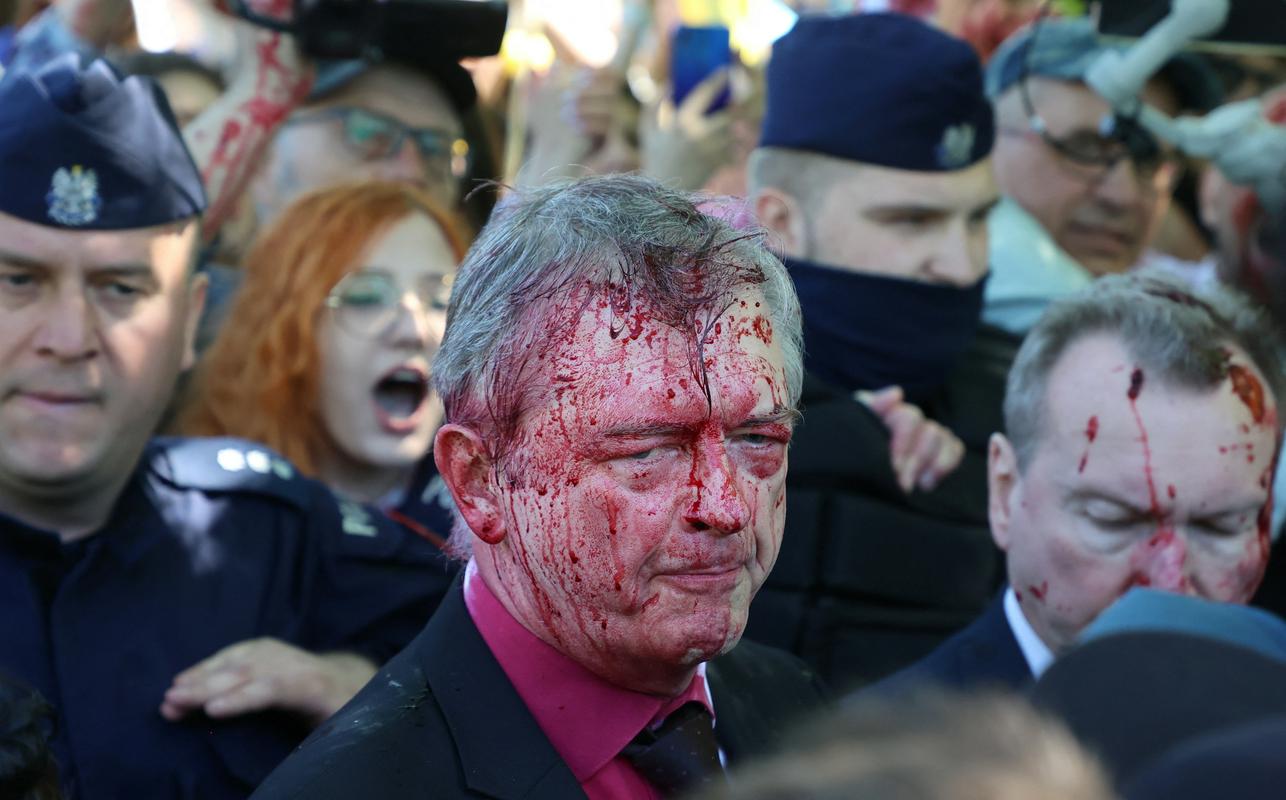 Ruski veleposlanik je bil polit z rdečo barvo. Foto: Reuters