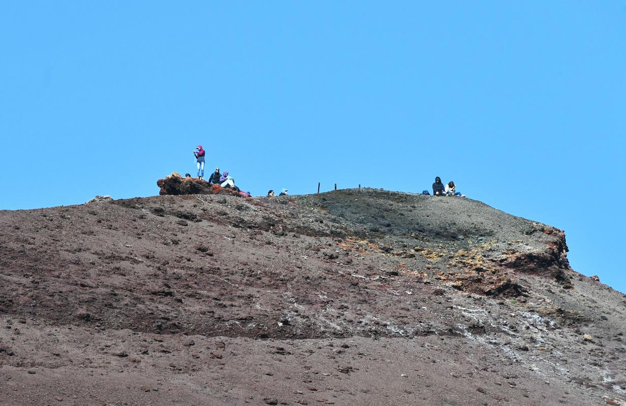 Gledalci na Etni so poiskali zanimive kotičke za spremljanje dirke. Foto: Reuters