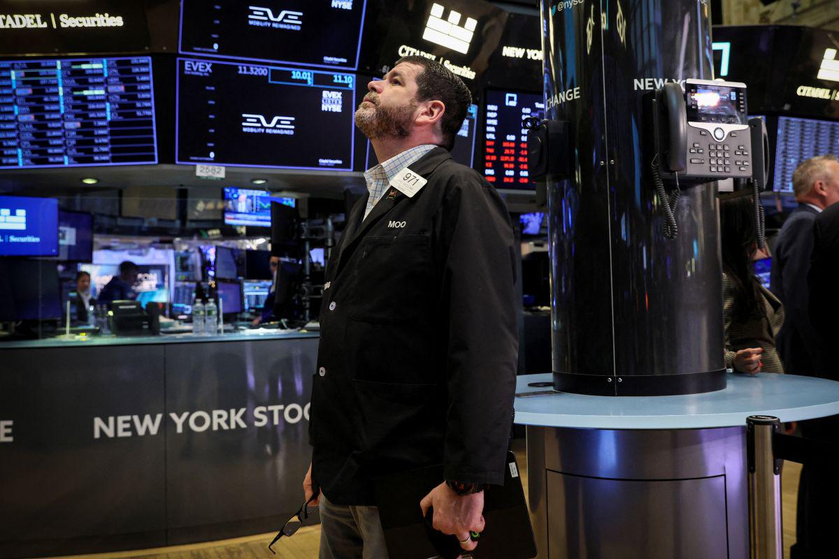 Newyorški indeks S & P 500 je v torek po treh dneh strmega padanja pridobil 0,25 odstotka in končal tik nad mejo 4000 točk, potem ko je v ponedeljek prvič po dobrem letu dni zdrsnil pod to mejo. Foto: Reuters