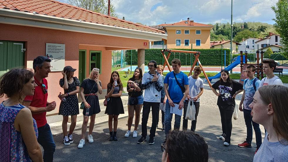 Rdeča nit srečanja je prepoznati fake news oziroma lažne novice, ki mlade bralce zavajajo v družabnih medijih, časopisih, televiziji in drugod. Foto: Gimnazija Nova Gorica Rdeča nit srečanja je prepoznati fake news oziroma lažne novice, ki mlade bralce zavajajo v družabnih medijih, časopisih, televiziji in drugod. Foto: Gimnazija Nova Gorica