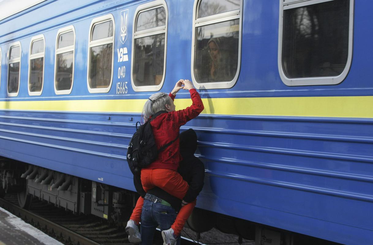 Še več ljudi, kot je zapustilo Ukrajino, je razseljenih znotraj države. Foto: EPA