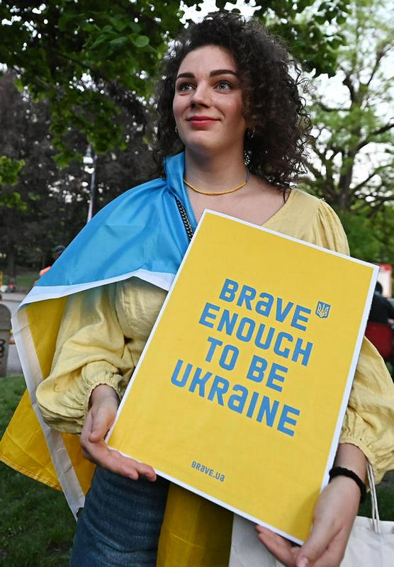 Ukrajinski predstavniki so na tekmovanju deležni številnih izrazov podpore in solidarnosti. Foto: EPA