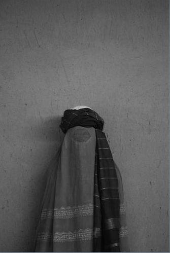 V svoji fotografski seriji Moč Sara nabil prikazuje ženske z zakritimi obrazi in s tem opozarja na fundamentalistično zatiranje. Foto: Sara Nabil