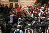 Izraelska policija napadla pogrebce na pogrebu ubite novinarke