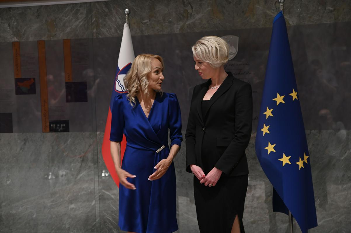 Novoizvoljena podpredsednica DZ-ja, 42-letna Meira Hot (levo), je magistrica znanosti s področja mednarodnega prava. Delovala je na področju varstva človekovih pravic ter več let delala v odvetniški pisarni, v DZ pa je bila prvič izvoljena leta 2014. Foto: BoBo/Žiga Živulović ml.