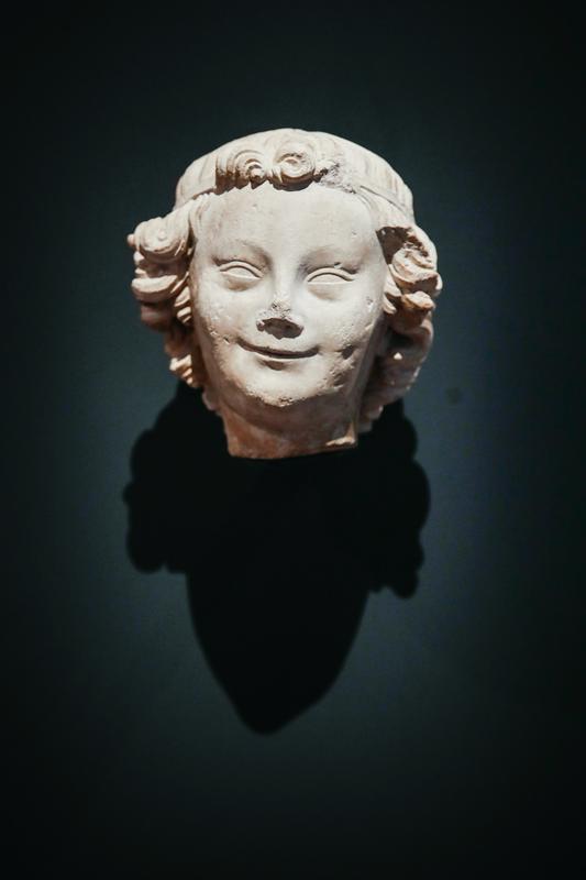 Glava angela z nasmeškom, fragment gotske arhitekturne plastike. Foto: EPA