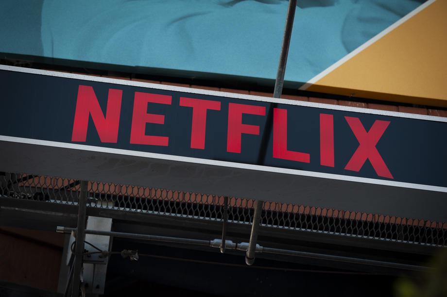 Netflixove delnice so se letos pocenile za 70 odstotkov, kar je neslaven rekord med vsemi 500 delnicami, ki sestavljajo newyorški indeks S & P 500. Foto: EPA