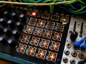 Kartezijanski melodični sekvencer Makenoise Rene. Foto: MMC RTV SLO/ Miloš Ojdanić