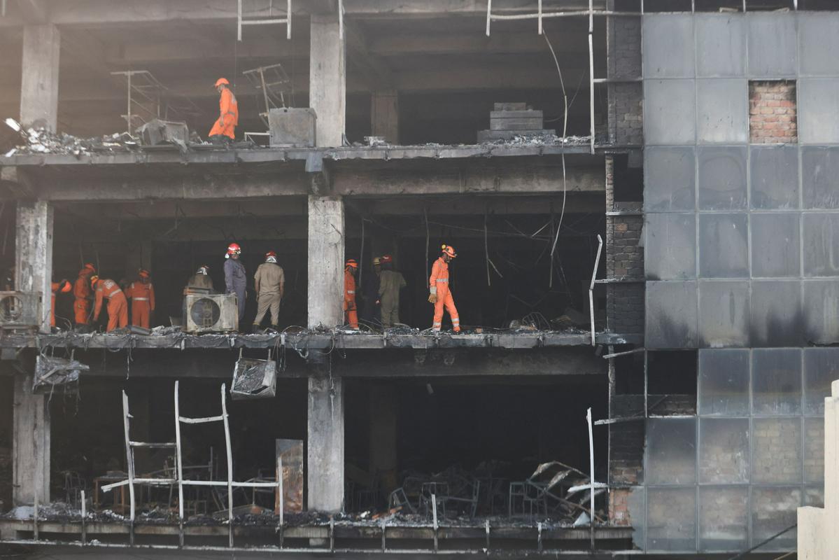 Požar je povsem uničil zgradbo. Foto: Reuters